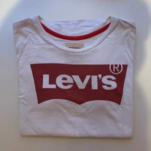 Säljer denna fina Levis T-shirt, endast använd fåtal gånger. Vid intresse tveka inte att kontakta! 🥰