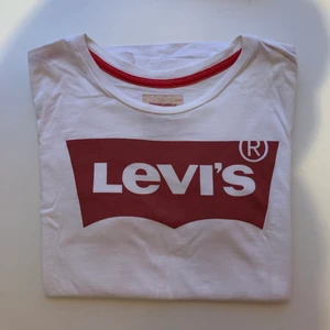 Levis T-shirt  - Säljer denna fina Levis T-shirt, endast använd fåtal gånger. Vid intresse tveka inte att kontakta! 🥰