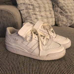 Adidas forum low - Säljer dessa assnygga och supertrendiga adidas forum low på grund av att de tyvärr är försmå för mig. De är i nyskick då de endast användts 2 gånger💞