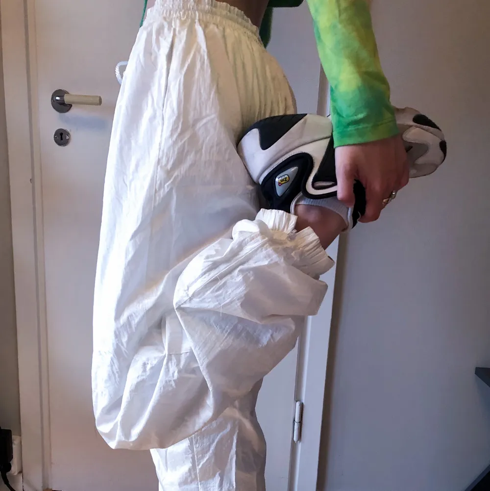 Parachute pants/ fallskärmsbyxor/ träningbrallor i vit lite glansigt material! - varma - använda - Snörning i midjan. Jeans & Byxor.