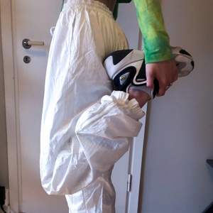 Parachute pants/ fallskärmsbyxor/ träningbrallor i vit lite glansigt material! - varma - använda - Snörning i midjan