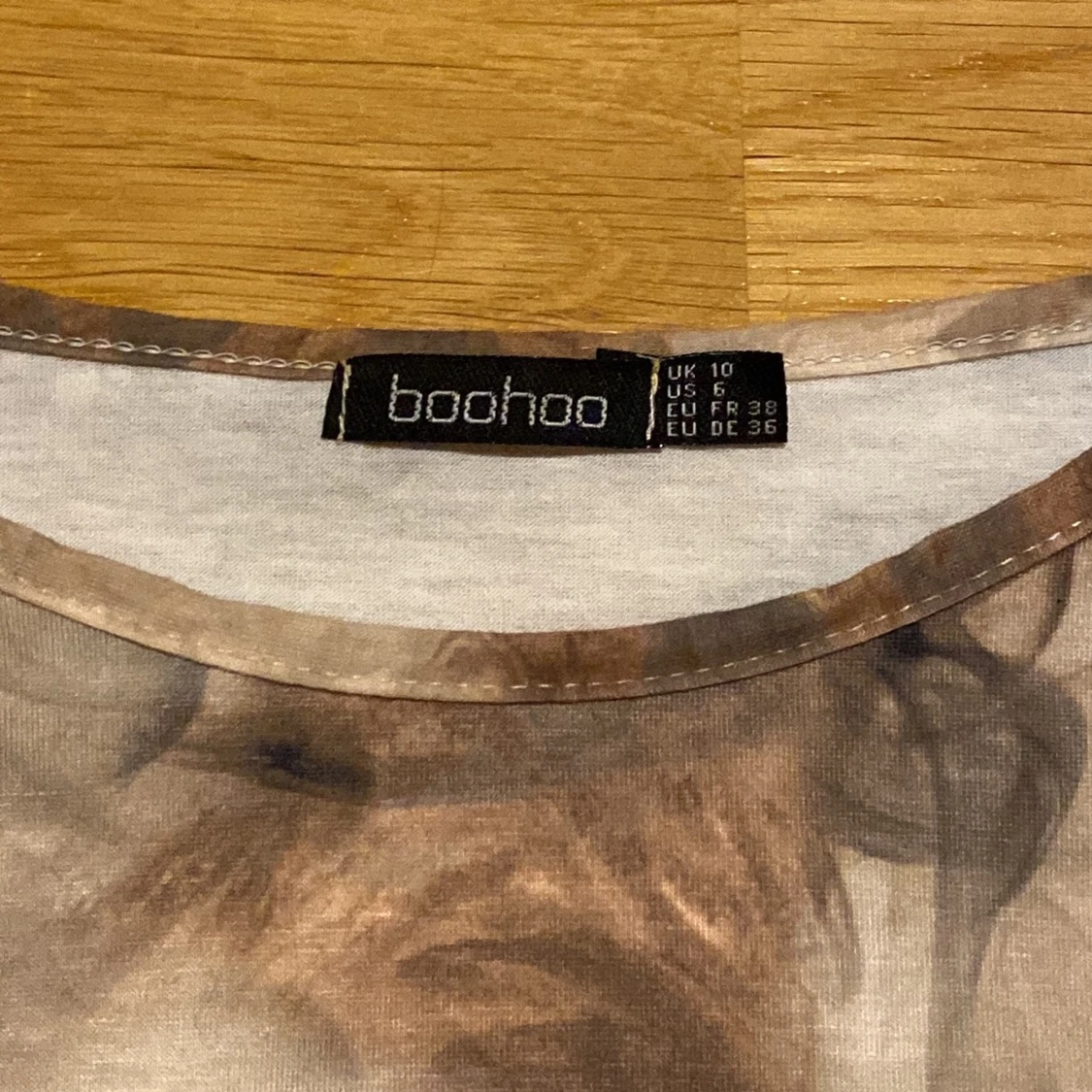 Spräcklig beige topp i stl 36/38 - 91