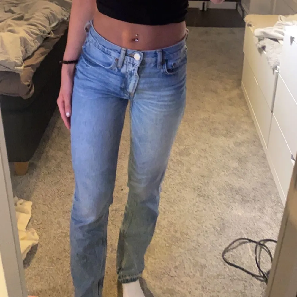 Säljer dessa super fina jeans då de är lite för små för mig, skriv för fler bilder💕. Jeans & Byxor.