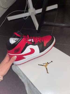Helt nya Jordans - Hej, säljer dessa skit snygga oanvända jordans då dem inte är till användning då det blev fel i storleken. 40.5 men sitter som storlek 40. 