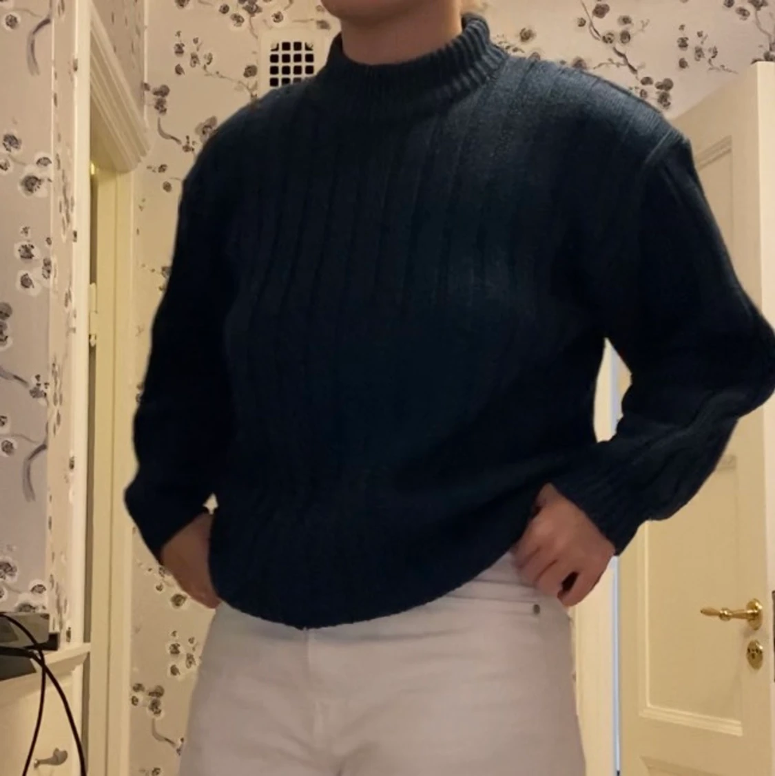 Mörkblå, varm stickad tröja - 90