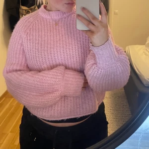 Stickad tröja Zara - Superfin rosa stickad tröja från zara, knappt använd. Strl S men passar både mindre och större, lite kortare i modellen. Köpare står för frakt!