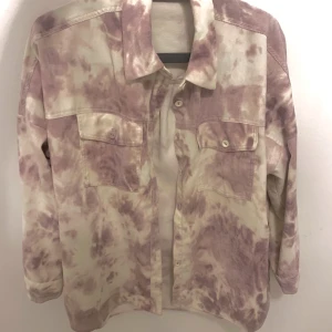 Baggy skjorta Y2K - Stradivarus baggy skjorta, tunnare Manchester tyg. Använd fåtal gånger  Storlek M