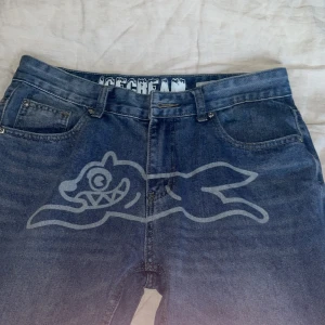 Ett par ljus blåa Billionare Boys Club Jeans med ett running dog print. Som ny, storleken är 34. För fler frågor skriv i DM.  - Ett par ljusblåa Billionare Boys Club Jeans med running dog print. Som ny, storleken är 34. För fler frågor skriv i DM🍦