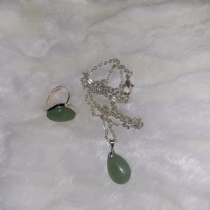 Ring & halsband - Matchande ring och halsband med äkta stenar. Jag tror det är aventurin. (Köps endast ihop)