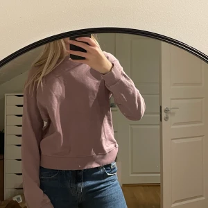 Lila sweatshirt  - En lila sweatshirt från nakd i storleken s. Ni betalar för frakten!
