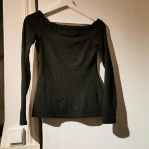 Topp - Svart topp från even&odd Strl S Djur finns i hemmet. Frakt 66 kr
