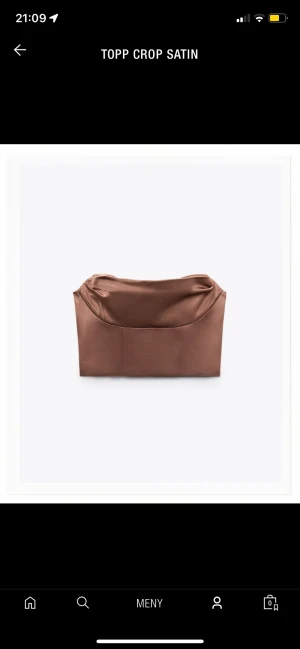 Nyårs Crop top Zara - En as fin topp från Zara som inte går att köpa längre. Brukar alltid ha S/M i sara toppar men denna var alldeles för liten  för o kallas M, skulle därför säja att den passar som en S.Den är aldrig använd och har lappen kvar. Den har en dragkedja i sidan.