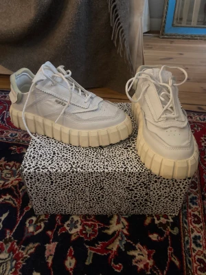 Eytys Oracle Tumbled White Sneakers - Skorna är enbart använda en gång och därav i mycket gott skick. De säljes inte längre av Eytys. Storlek 38, nypris 2200:-.  Dustbag och kartong medföljer om så önskas!