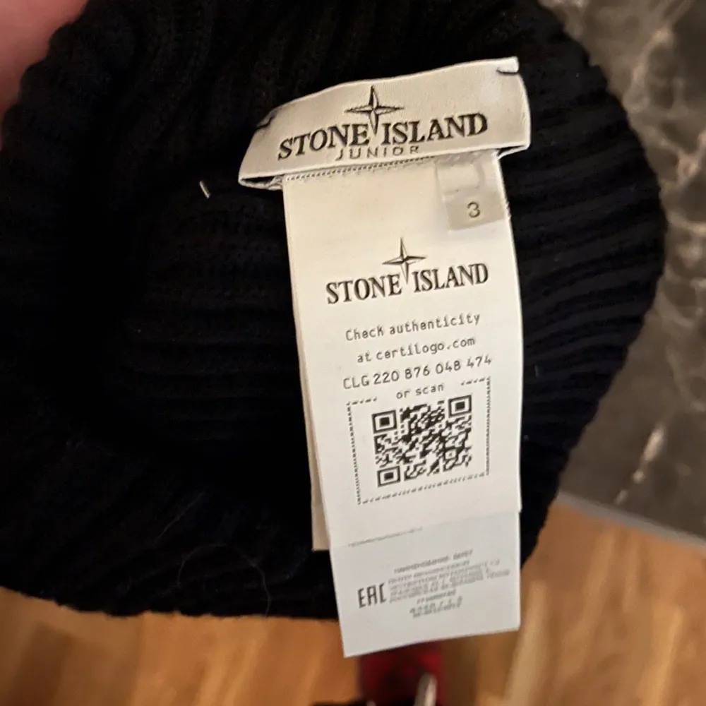 Fin mössa från Stone Island, stlk junior 3 men stor i storleken och passar även vuxen. Jättebra skick, endast testad någon enstaka gång.  Finns i vallda eller kan skickas mot porto.  . Övrigt.