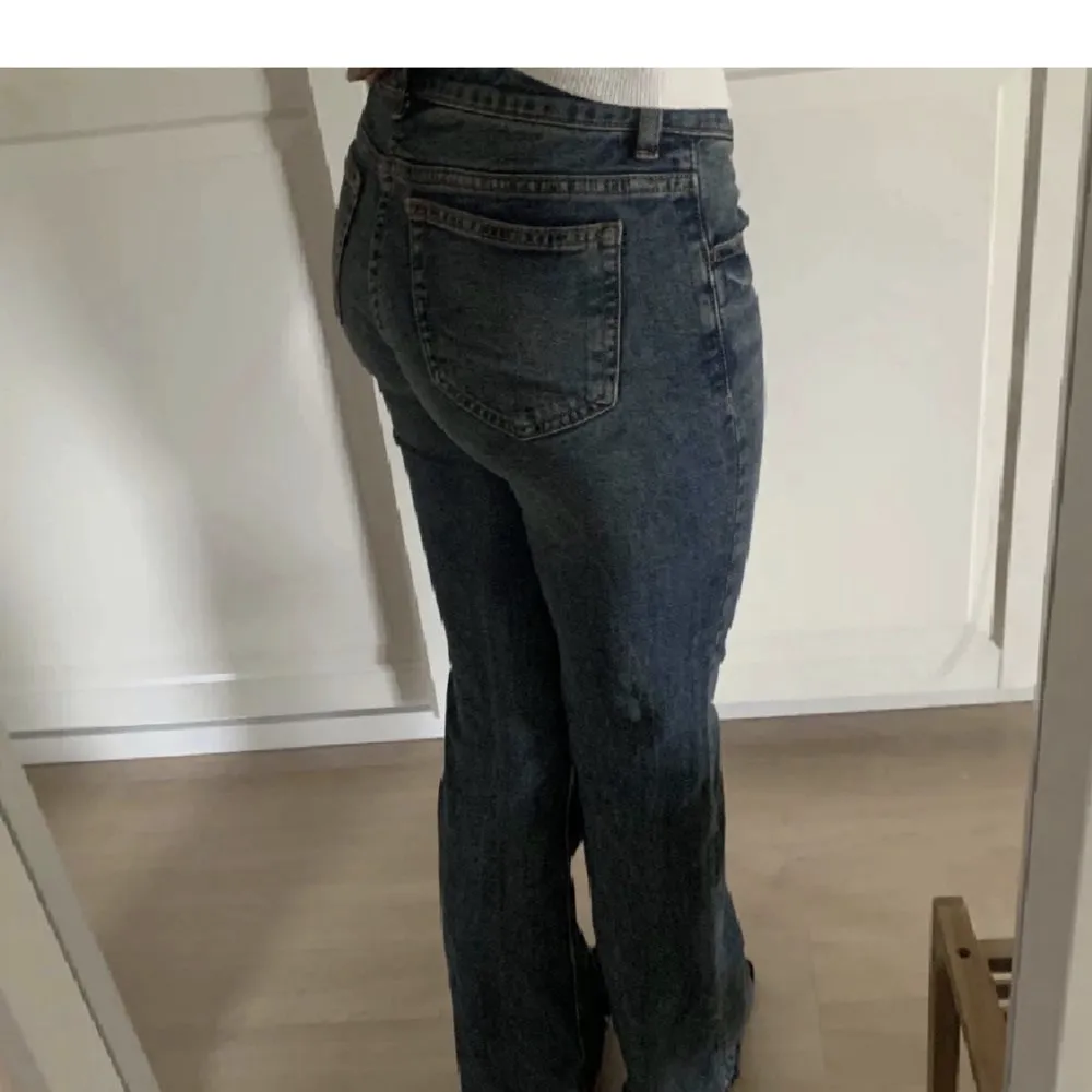 Ett par lågmidjade jeans från hm jeansen är faktiskt köpta här men passa tyvär inte mig. Jeans & Byxor.