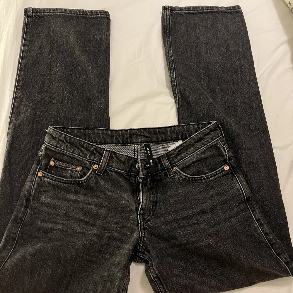 Säljer lågmidjade jeans från Weekday💕. Använda få gånger och säljer för att de är försmå💕💕 kontakta om du vill ha fler bilder💕💕. Jeans & Byxor.