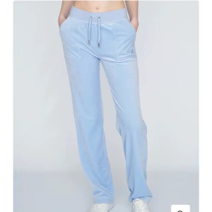 Juicy  - Säljer mina juicy byxor i powder blue, knappt använda, storlek S men passar Xs också💙pris går o diskutera!!