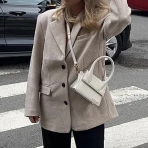 Kavaj kappa - Säljer en kavaj kappa som aldrig är använd. Gillar inte att den är oversized därav säljer jag den! Säljer endast vid ett bra pris!💗 skulle säga att den passar mellan 36-38-40 i storlek då den är oversized! Har själv 36💗