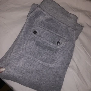 Juicy couture byxor - Säljer gråa juicy byxor i strl xs då jag ej använder de. Nyskick 