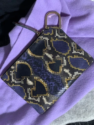 &Other Stories läderclutch - &Other Stories läder clutch 100% genuin leather, festligt 🪅 används ett par gånger men läder är ff fint! Lite fläck på guld metallen (se bilderna), men jättefin skick! nu 150kr