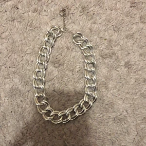 halsband  - Silvrigt halsband från monki.