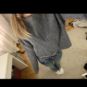 Stickad tröja  - Fin grå cropad stickad tröja från zara 💕💕 Storlek M men passar även s 