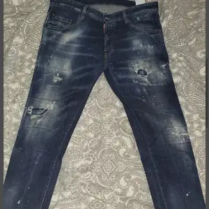 Hej jag säljer dessa jeans billigt då jag har tidigare köpt dem för 4599 kr har kvitto. Men jag har växt ut från dem och tänker sälja dem då dem är jätte fräscha . 