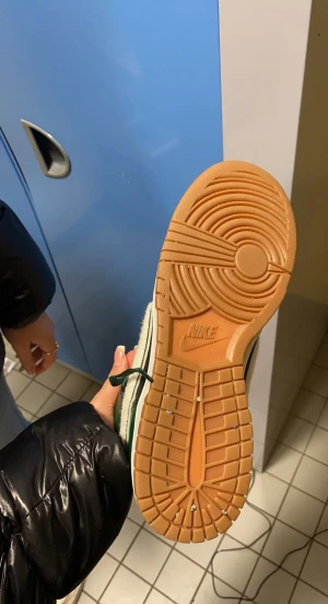 Nike skor - Hej, säljer nu min killes skor. De är i storlek 44 och är knappt använda kan sälja skorna för ett lågt pris vid snabb affär, träffas i Stockholm. skorna är såklart i väldigt bra kvalite. Om du har frågar angående skorna så tveka inte med att skriva ❤️