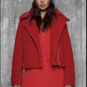 Ivyrevel jacka  - Varm jacka i pile, tuff bikermodell med krage i fuskpäls. Bra skickt. Endast använd en säsong några enstaka gånger. 