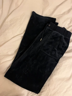Mörkblå Juicy Couture byxor - Mörkblå Juicy Couture byxor! Jättebra skick😊