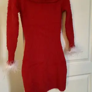 Sprillans ny klänning från boohoo, ny ur förpackningen, endast provad!  Den är hur skön som helst och sticks inte över huvud taget!  Helt perfekt julklänning, men tyvärr för liten för mig.. Säljer den för det jag köpte den för (-frakten), dvs nypris. 