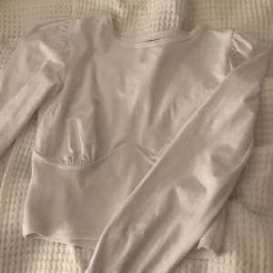 en superfin vit tröja från Pieces. stl m men passar oxå s🤍 aldrig använd. Superskön och assnygg! 