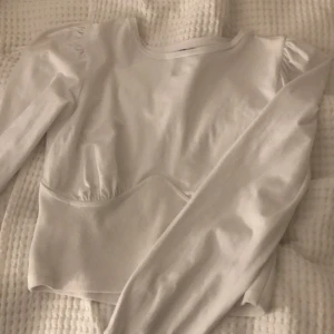 Vit tröja - en superfin vit tröja från Pieces. stl m men passar oxå s🤍 aldrig använd. Superskön och assnygg! 