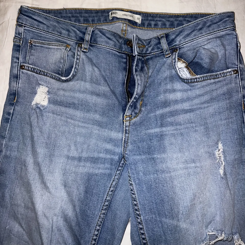 Blåa jeans med hål och lägre i midjan . Jeans & Byxor.