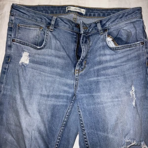 Jeans - Blåa jeans med hål och lägre i midjan 