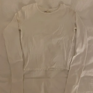 Top från Pull&Bear - Vit kroppad top från pull and bear i strl S för 50kr. Köparen står för frakt:)❤️
