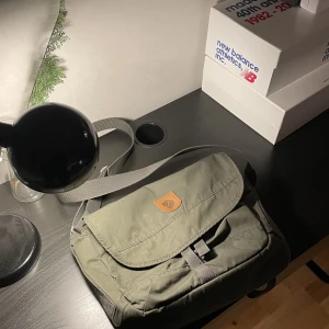 Shoulderbag Fjällräven  - Axelremsväska från fjällräven. Den minsta väskan i kollektionen men har plats för dator och böcker. Går även att använda som träningsväska. Använd ett fåtal gånger.  