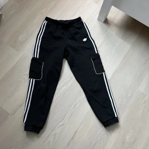 Mjukisbyxor Adidas - Adidas mjukisbyxor strl. 38. I nyskick! 200 kr. Samfraktar gärna! Kolla in mina andra annonser om det finns något av intresse!