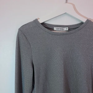 Nyårs topp - Fin glittrig topp, perfekt till nyår. Från Carin Wester Fint material med hål för tumme. Storlek M men passar även storlek S💕