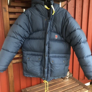 Fjällräven jacka herr xs - Fjällrävenjacka fjällräven jacka herr xs men mycket stor i storleken. Skulle säga att den är mer som en herr M eller L.  I princip oanvänd. Mycket fint skick. Inga skador. Skickar inte, möts upp i Stockholm eller Haninge. Betalning på plats med Swish. 