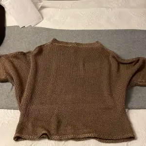 Kortärmad secondhand stickad tröjan, storlek S, använd fåtal ggr. Fintskick.