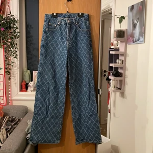 Jeans - Jättecoola jeans från shein som jag säljer då de kom hem i fel storlek. Inget fel på de och de är aldrig använda 