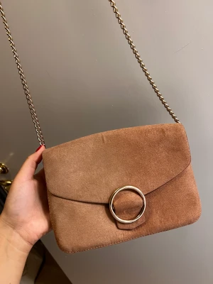 Beige väska  - Väska med guld kedja. Aldrig använd