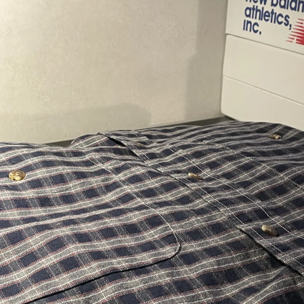 Overzize skjorta i lite tjockare tyg, går att använda som ”skjortjacka”. Skjortor.