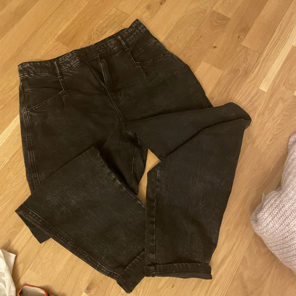 Aldrig använda  Storlek 38 Grå/svarta mom jeans . Jeans & Byxor.