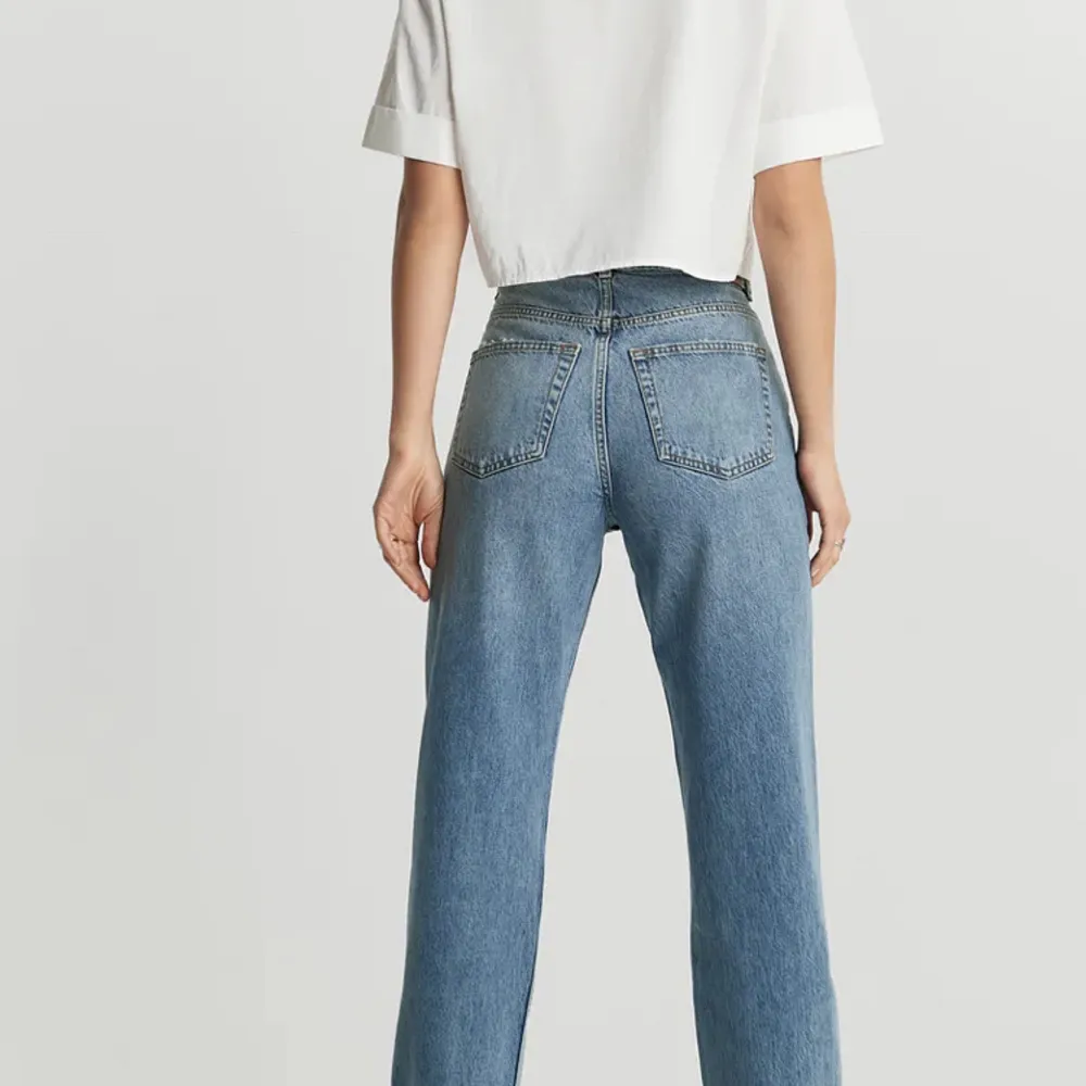 Highwaist jeans utan stretch med en rak, 90-talsinspirerad passform. Jeansen är blåa och har en superhög midja. De är gjorda av denim och har byxben med en fullängd och fickor fram och bak. Knappt använda. Från Gina Tricot . Jeans & Byxor.