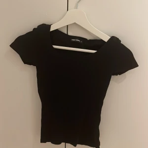 Topp - Svart topp från Tally weijl. Ribbad och bekväm💗