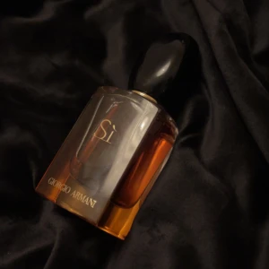 Armani parfym intense  - Säljer denna supergoda lite mörka men ändå kvinnliga parfymen! Den är i princip full och är på 30ml. Nypris ca 800kr