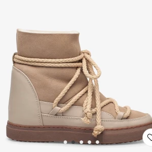 Inuikki  - Säljer mina oanvända inuikki Wedge skor, då jag behöll dem svarta istället! Köpt för 2899, säljer för 1999!