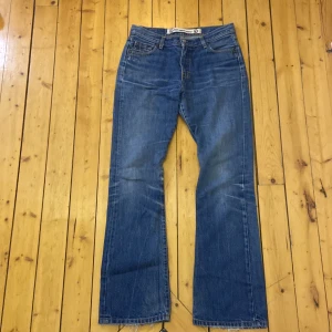 Jeans - Säljer dessa otroligt snygga lågmidjade flare jeansen. Dem är ganska använda men i bra skick, dem har dock några få fläckar som knappt syns (fråga gärna om bild). De är lite långa på mig som är 1,70cm. Köparen står för frakten❣️ ❤️Köpta för över 1000kr❤️
